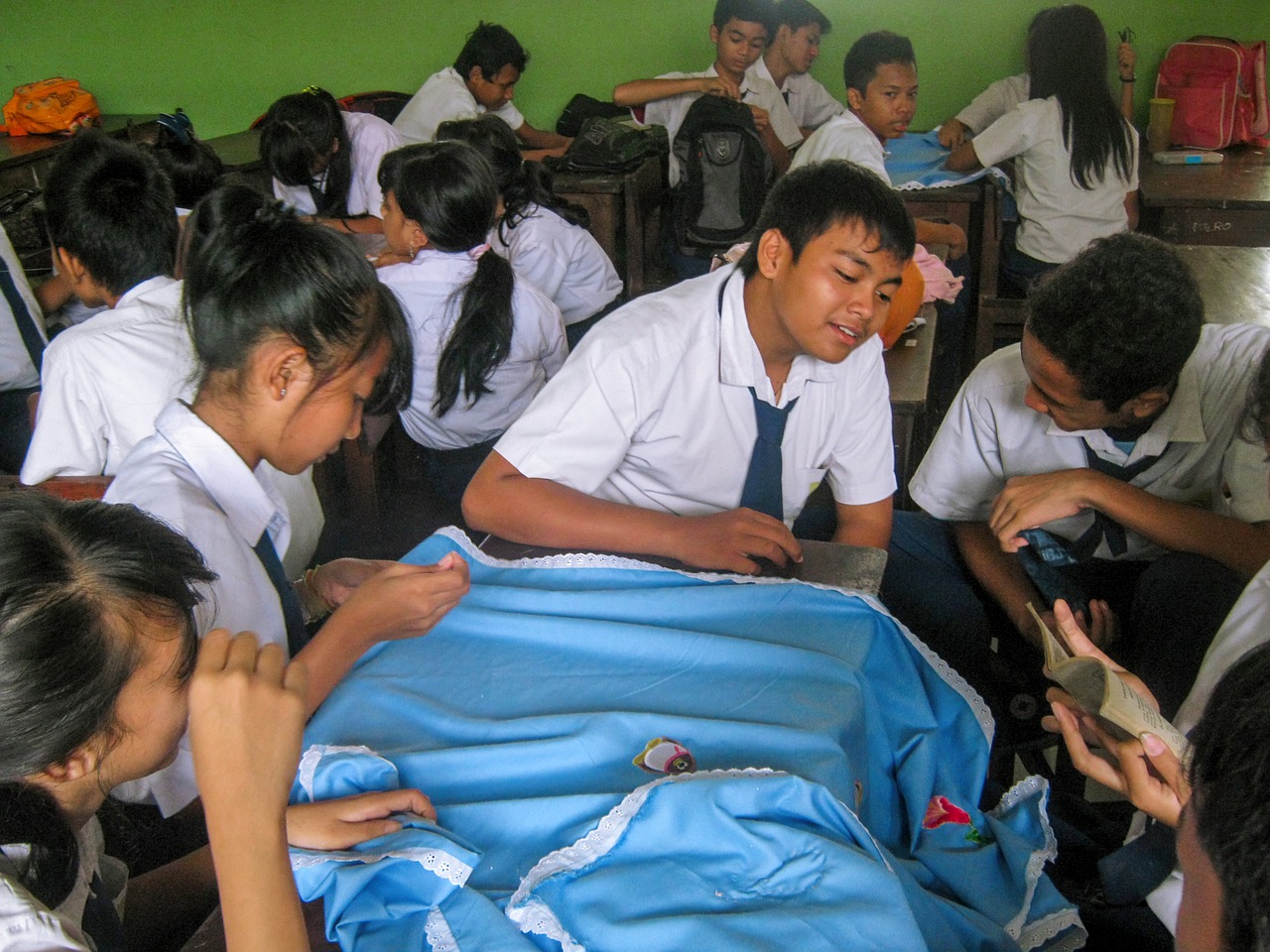 student-learning-korean-class